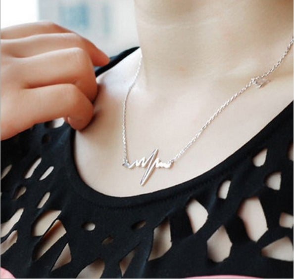 Necklace Love Shaped Titanium Steel Heartbeat Lockbone Chain Heart Pendant Necklace Female Retro Necklace Jewelry Accessorie, Gold, Silver